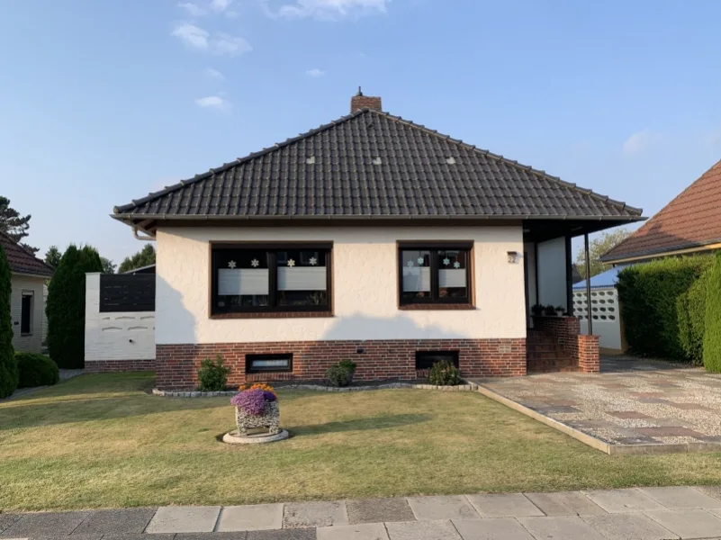 Frontansicht - Haus kaufen in Nordenham - Schöner Bungalow mit Einliegerwohnung im Stadtsüden