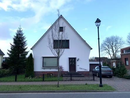 Vorderansicht - Haus kaufen in Nordenham - Gepflegtes Einfamilienhaus mit großem Grundstück