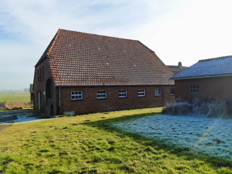 Seitenansicht vom großen Stallgebäude