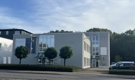  - Büro/Praxis mieten in Norderstedt - Top-Standort an Hamburger Grenze: Repräsentativ, modern & großzügig