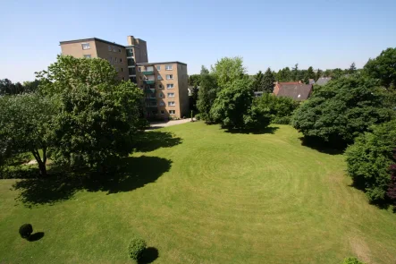 Blick vom Balkon - Wohnung kaufen in Norderstedt - RESERVIERT! Ideale Anlage-Immobilie in gepflegter Wohnanlage an Hamburger Grenze!! 1-Zimmer-Wohnung mit schönem Balkon und TG-Stellplatz nähe Tarpenbek