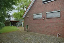 Terrasse Blick zum Carport