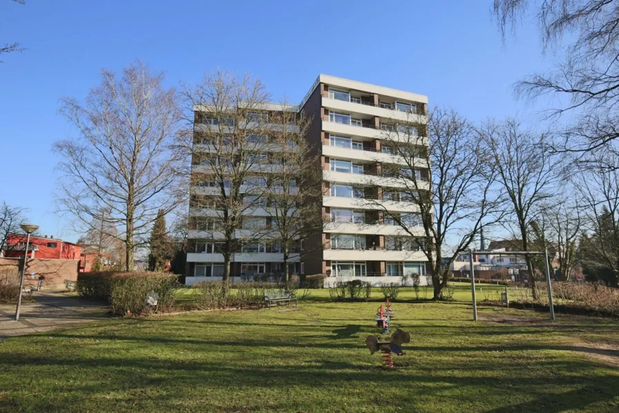 Außenansicht mit Spielplatz