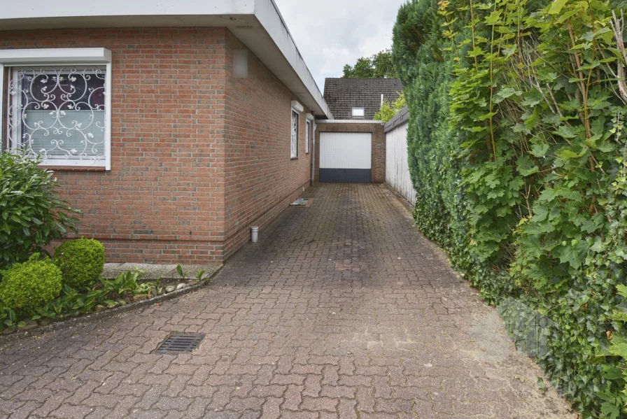 Stellplatz und Garage rechts vom Haus