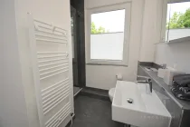 Modernes Bad mit großer Dusche