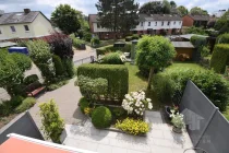 Blick vom Balkon in den Garten