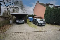 Carport und Kfz-Stellplatz neben dem Haus