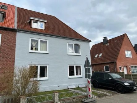 Straßenansicht - Haus kaufen in Husum - Mehrfamilienhaus mit 3 festvermieteten Wohnungen, neuer Preis!