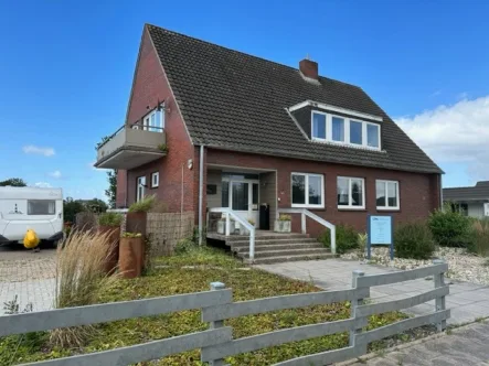 Straßenansicht - Haus kaufen in Nordstrand - Modernisiertes Haus mit Praxisräumen im EG, Wohnen im OG. Preis VHB