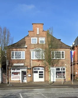 Ansicht marktplatz - Haus kaufen in Heide - **Residenz mit Gewerbe und Ausbaupotenzial direkt am Heider Markt**