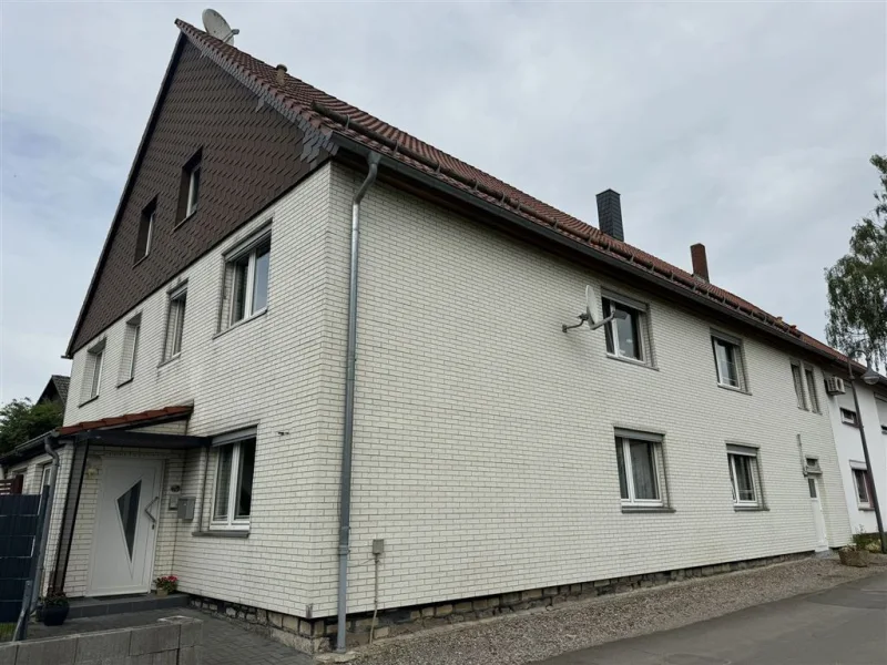 Außenansicht - Haus kaufen in Osterode am Harz - *Doppelhaushälfte mit Garage und Garten in Förste*