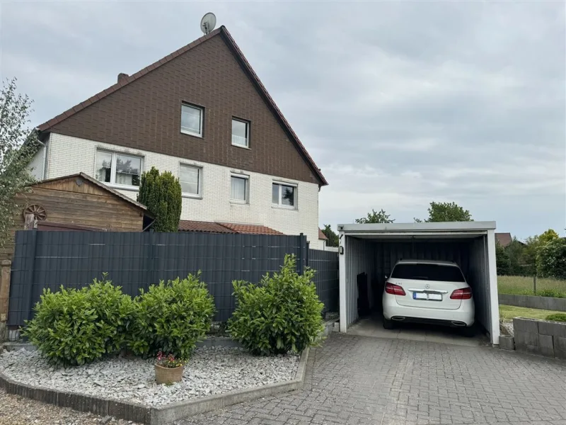 Außenansicht - Haus kaufen in Osterode am Harz - *Doppelhaushälfte mit Garage und Garten in Förste*