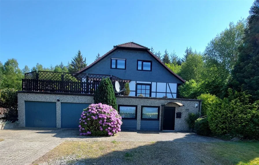 Außenansicht - Haus kaufen in Osterode am Harz - *Ideal für Gewerbetreibende! Großes 1-2-Familienhaus mit Garten und Garagen*