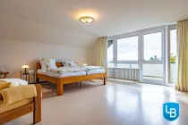 Schlafzimmer mit angrenzender Loggia DG