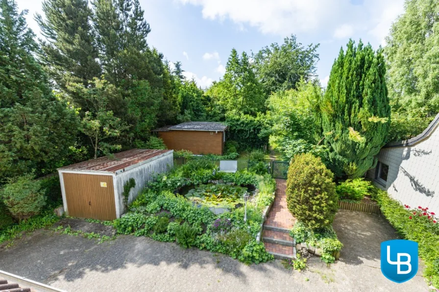 Blick von oben: Garage, Gartenhaus, Gartenteich