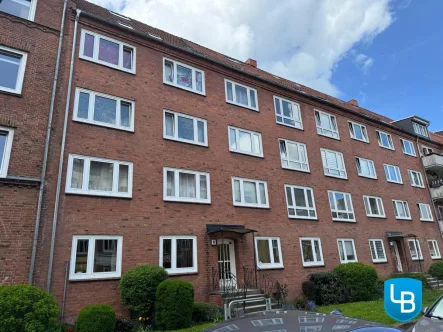 Gebäudeansicht - Wohnung kaufen in Kiel - Kleine vermietete Kapitalanlage auf dem Ostufer
