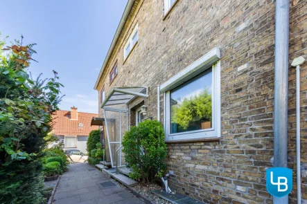 Zugang zum Eingang - Haus kaufen in Kiel - Reihenmittelhaus mit viel Charme und pflegeleichtem Garten