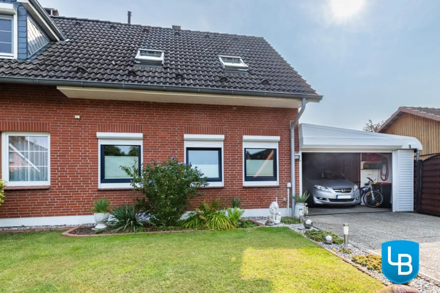 Straßenansicht - Haus kaufen in Bosau - Doppelhaushälfte mit Wintergarten und gepflegtem Garten in Bosau