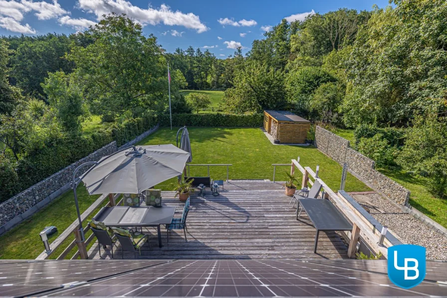 DG: Blick von der Dachterrasse in den Garten