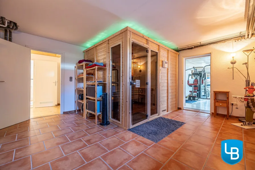 KG: Durchgangszimmer mit Sauna