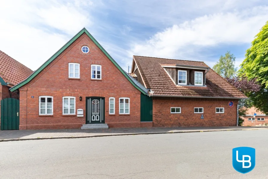 Zentral und großzügig - Haus kaufen in Plön - Zentrales Wohnglück: Modernisiertes Haus mit drei Garagen