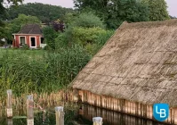 Blick vom Wasser zum Gästehaus