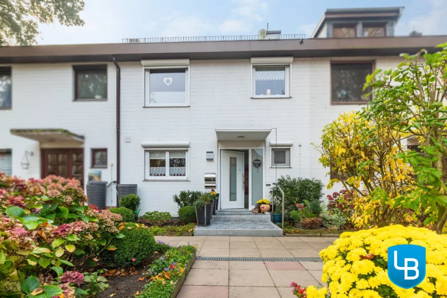 Hausansicht - Haus kaufen in Plön - Modernisiertes Reihenhaus mit Garten und Garage – Zeitgemäßer Wohnkomfort mit viel Platz