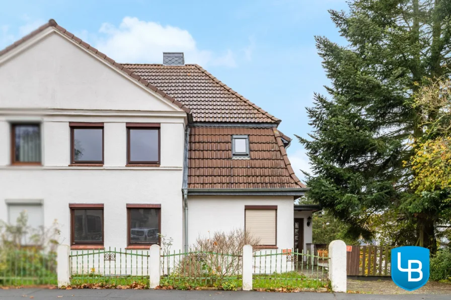 Gebäudeansicht  - Haus kaufen in Kiel - Modernisierungsbed. Doppelhaushälfte mit großem Gartengrundstück in ruhiger Lage