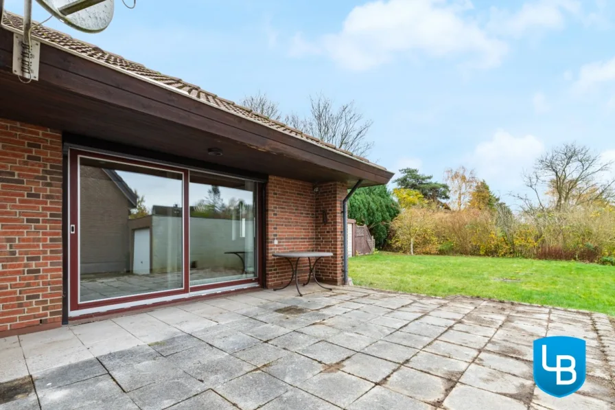 Terrasse mit Blick in den Garten 