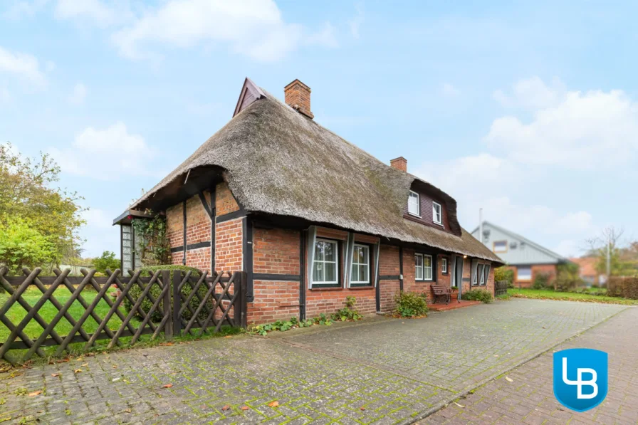 Reetdachhaus - Haus kaufen in Behrensdorf - Charmantes Reetdachhaus mit zwei Wohnungen und großem Grundstück in Ostseenähe