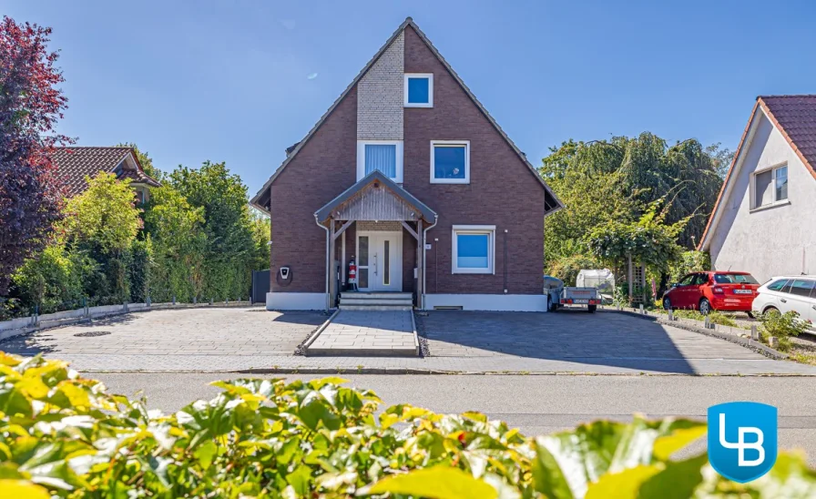 Hausansicht - Haus kaufen in Plön / Niederkleveez - Traumhaftes Zweifamilienhaus mit Neubauflair in Seenähe !