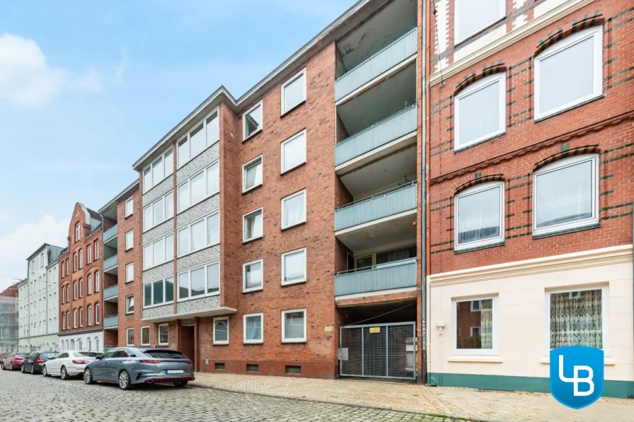 Gebäudeansicht - Wohnung kaufen in Kiel - Modernisierte 2-Zimmer-Wohnung mit Garage in Kiel-Gaarden