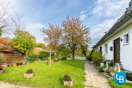 Weg zum Hauseingang - Haus kaufen in Lensahn - 4-Parteienhaus mit Seeblick!