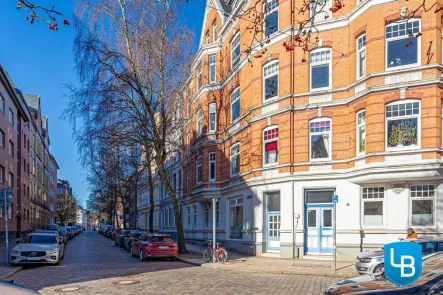 Ansicht von der Straße - Wohnung kaufen in Kiel - London? Paris? Kiel! Hochwertig sanierte Altbauwohnung am Adolfplatz