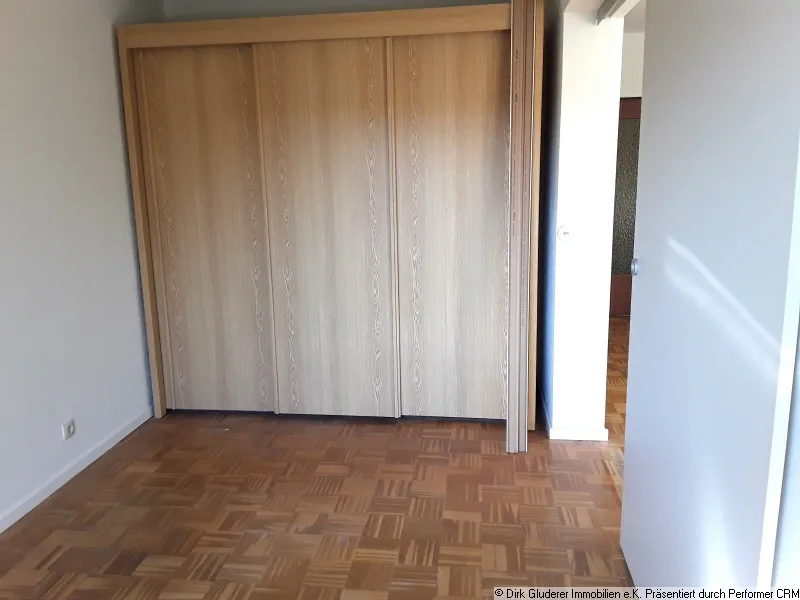 Einbauschrank im kleinen Zimmer