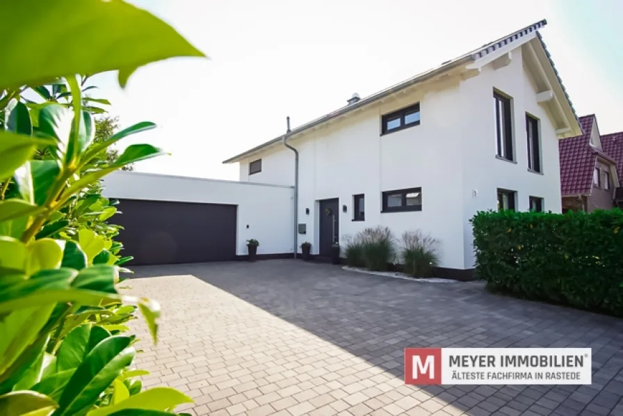Hausansicht - Haus kaufen in Wiefelstede - Neuwertiges Wohnhaus mit Wellness-Oase und großzügiger Garage in Metjendorf (Obj.-Nr. 6339)