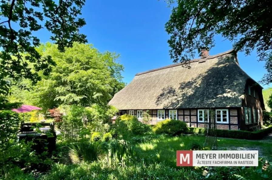 Objektansicht - Haus kaufen in Rastede - Charmantes Reetdachanwesen mit altem Baumbestand direkt im Ort Rastede (Obj.-Nr.: 6410)