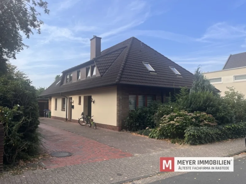 Objektansicht - Haus kaufen in Oldenburg - Großzügiges Zweifamilienhaus mit Keller und Garage in OL-Donnerschwee (Obj.-Nr.: 6438)