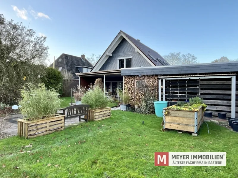 Rückwärtige Ansicht - Haus kaufen in Rastede - Kernsaniertes Wohnhaus mit Doppelgarage und Naturblick am Ortsrand von Rastede (Obj.-Nr.: 6453)