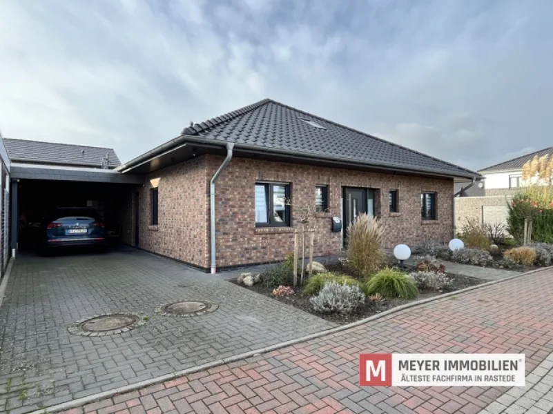 Außenansicht - Haus kaufen in Varel - Neuwertiger Bungalow mit modernem Komfort in Varel (Obj.-Nr.: 6476)