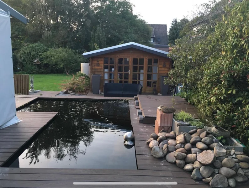 Blick von der Terrasse in den Garten