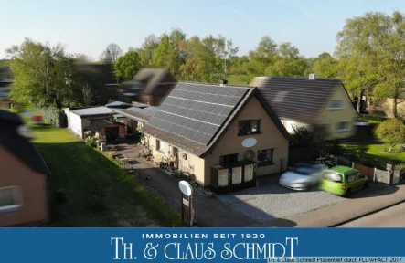 Ansicht der umfangreichen Immobilie - Haus kaufen in Oldenburg - Saniertes Wohnhaus mit BAUPLATZ und 27,6 KW PV-Anlage in OL-Krusenbusch