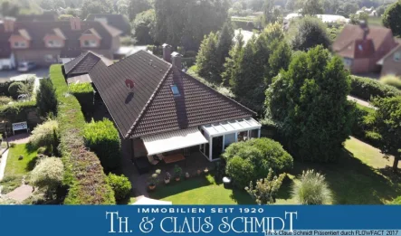 Ansicht des Bungalow`s - Haus kaufen in Bad Zwischenahn - Ebenerdiger Bungalow mit Doppelgarage, Ausbaureserve & gr. Grundstück in Bad Zwischenahn/Ohrwege