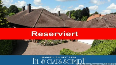 Ansicht des Bungalow`s - Haus kaufen in Bad Zwischenahn - ***Reserviert*** Ebenerdiger Bungalow mit Doppelgarage, Ausbaureserve & gr. Grundstück in Bad Zwischenahn/Ohrwege