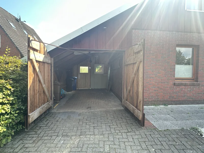 Garage mit elektr Holztor