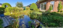 Blick auf den Teich mit Holzterrasse