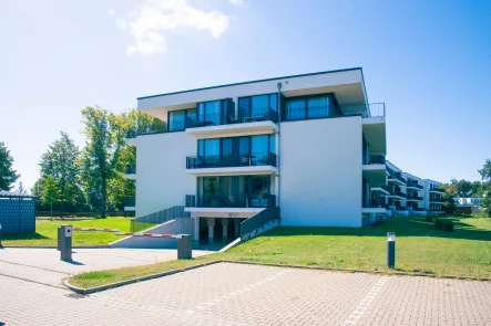  - Wohnung kaufen in Waren / Müritz - Attraktive Ferienwohnung mit großzügiger Terrasse,  Müritzblick, Vollmöblierung und Tiefgaragenstellplatz im Maremüritz Yachthafen-Ressort & Spa  Am Seeufer 50, 17192 Waren-Müritz