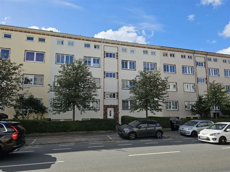 Straßenansicht - Wohnung kaufen in Rostock - 3-Zimmer-Eigentumswohnung mit Balkon unweit der Universitätsklinik