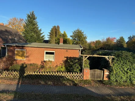 Titelbild - Haus kaufen in Vierhöfen - *** Großes Grundstück mit Bungalow und Potenzial im Angebotsverfahren zu kaufen ***