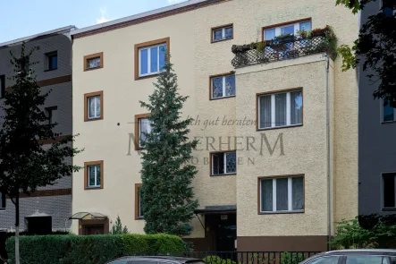 toller Altbau mit Ausbauptential - Haus kaufen in Berlin / Reinickendorf - MFH mit schönem Garten, zwei Remisen usw. Zu Sanierung und Ausbau. Aktuell gewerblich vermietet